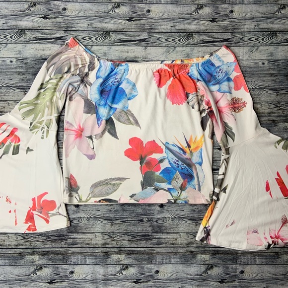Tops - Beautiful cold shoulder floral crop top